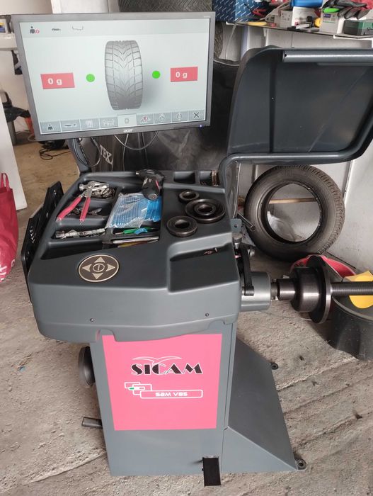 Продавам Италиански машини за монтаж, демонтаж и баланс на гуми