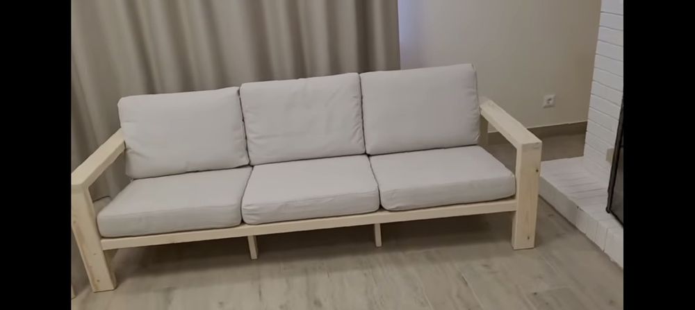 Диван деревянный