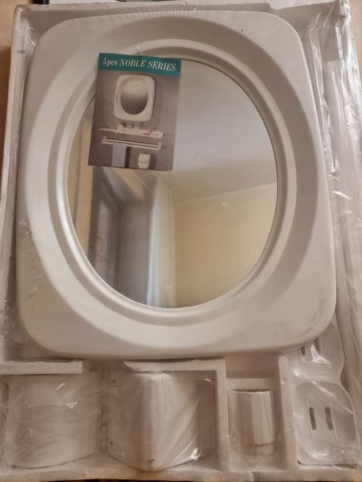 зеркало с  полочкой и аксессуарами