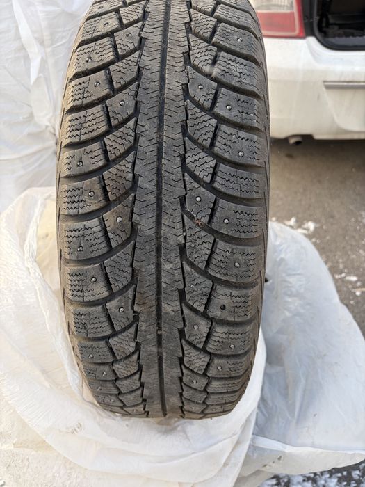 Шины зимние в отличном состояний размер 15 2 пары