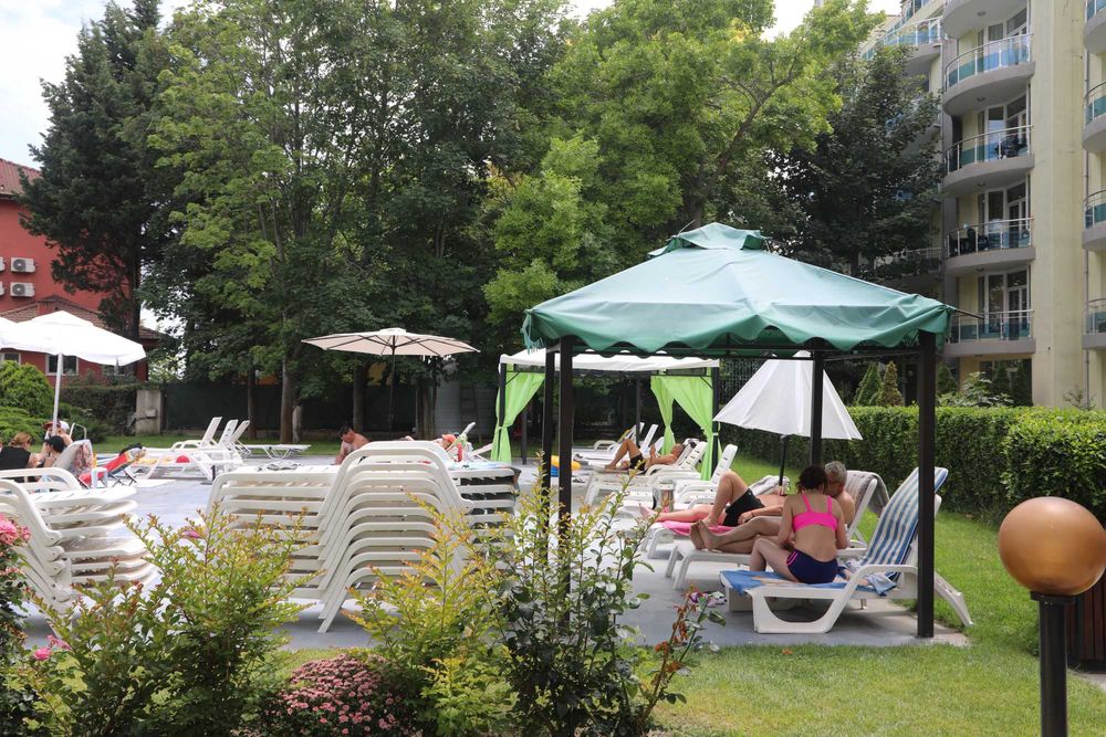 Под Наем тристаен апартамент на първа линия в Равда