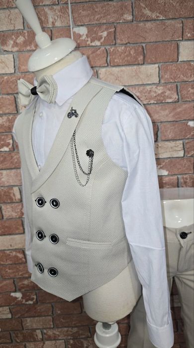 Елегантни детски костюми – стил и класа за малки джентълмени!