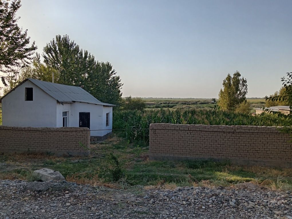 Hovli uy sotiladi