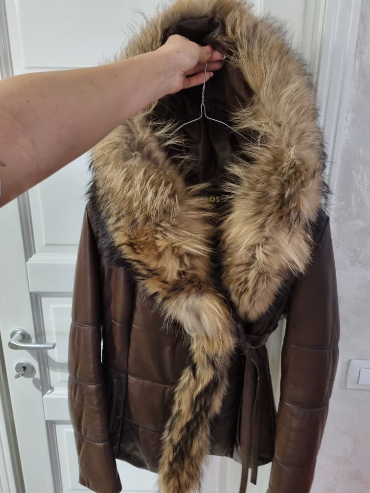 Vând haina din piele cu blană naturală