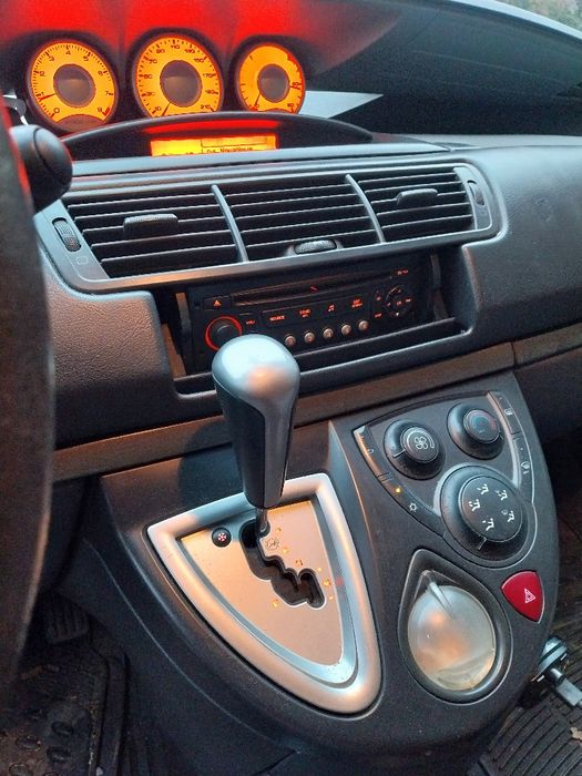 Автомобил  ситроен с8