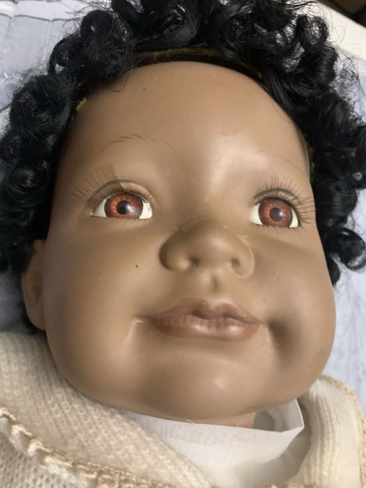 Кукла фарфоровая.