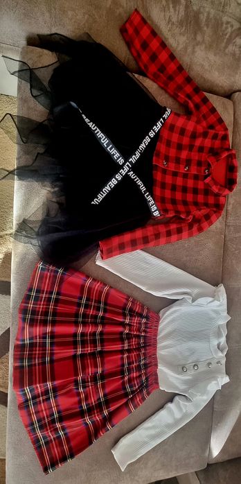 Лот от две коледни роклички 140р-р Цената е за двете роклички.