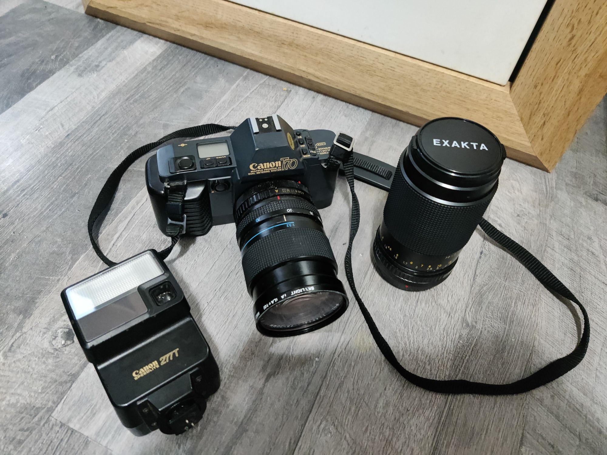 Canon T70 с 2 обектива, светкавица и чанта