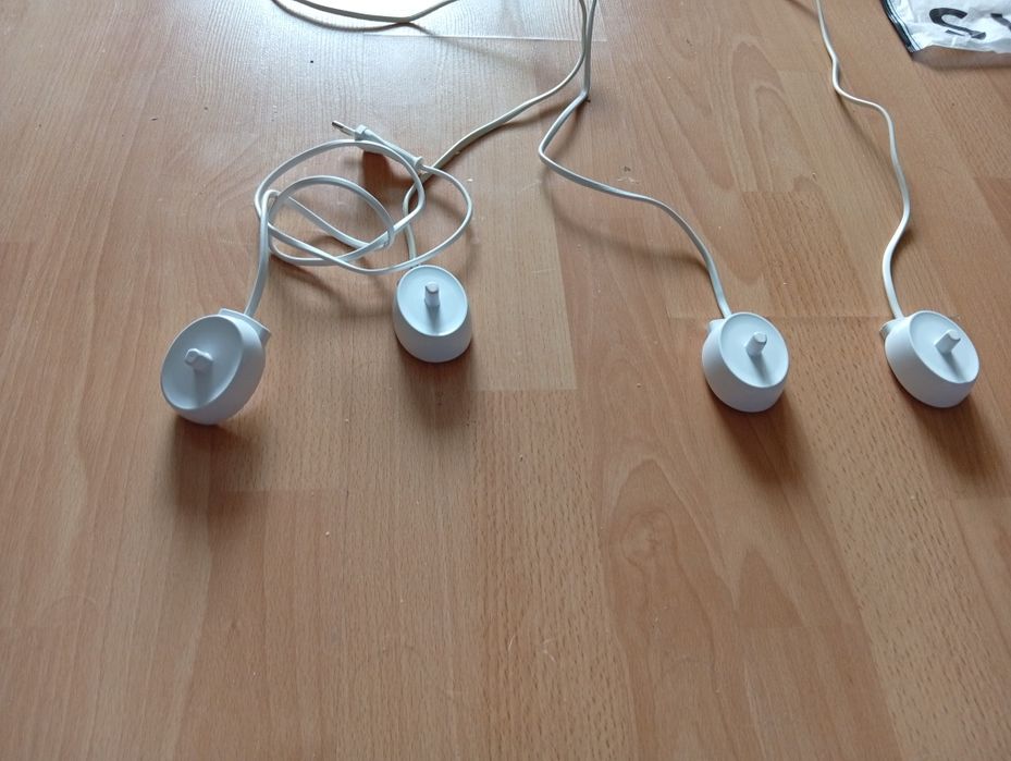 Продавам 4 бр нови зарядни за електрически четки за зъби Oral-B