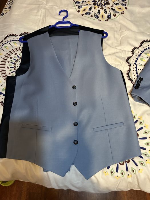 Vând costum eveniment