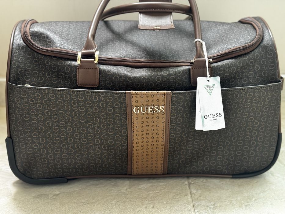 Ръчен куфар/сак с колелца Guess