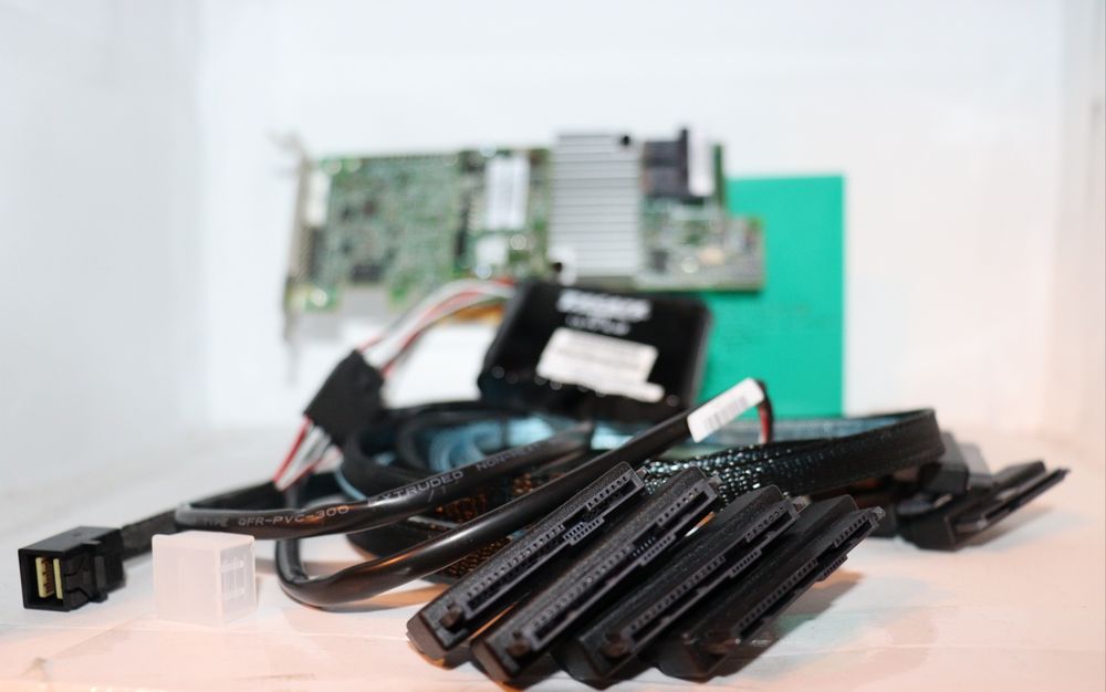 Controller LSI MegaRaid 9361-8i+ Modul 1Gb + BBU Cache LSI + Cabluri