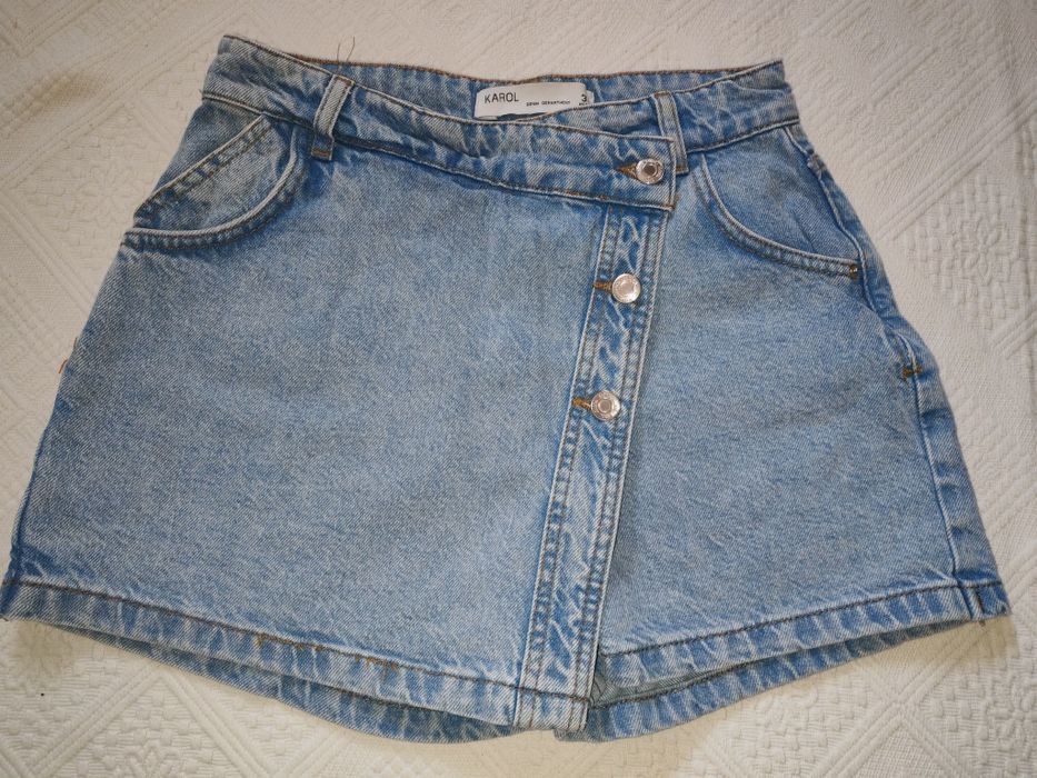 Pantaloni scurți  denim mărimea 34-Karol
Dim:talie 34 cm x 2,lg.34 cm