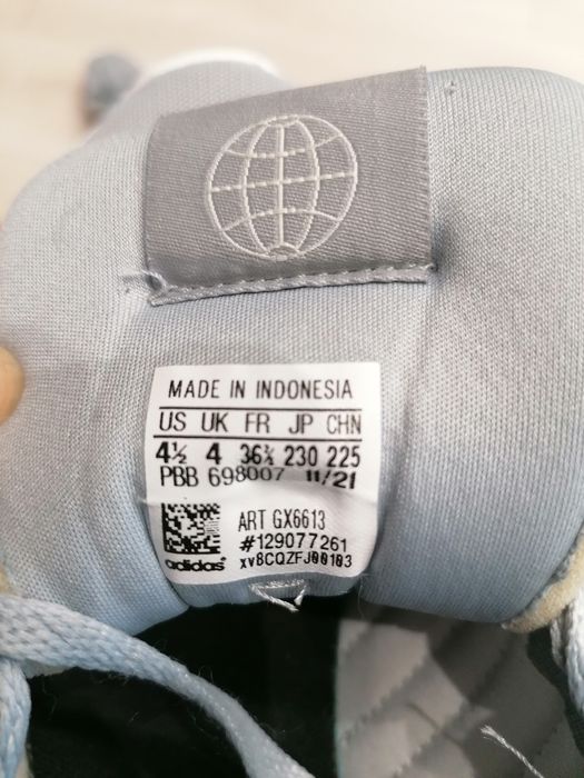 Adidași marca Adidas