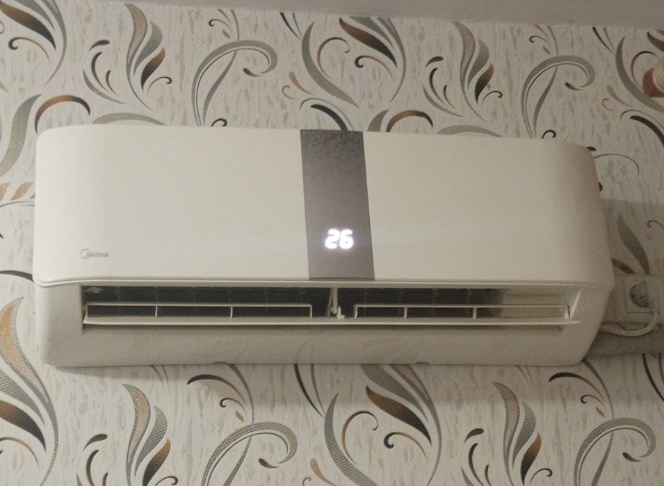 Срочно Midea 12/ Зима-Лето LED. Кондиционер в идеальном состояние.