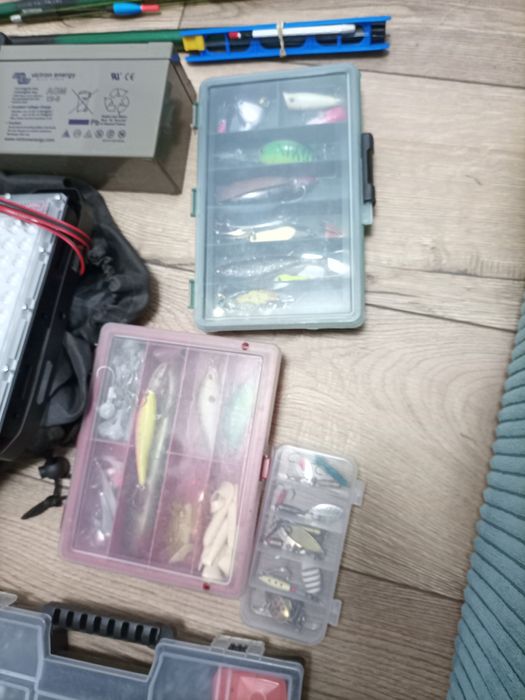 Vînd scule și accesorii de pescuit