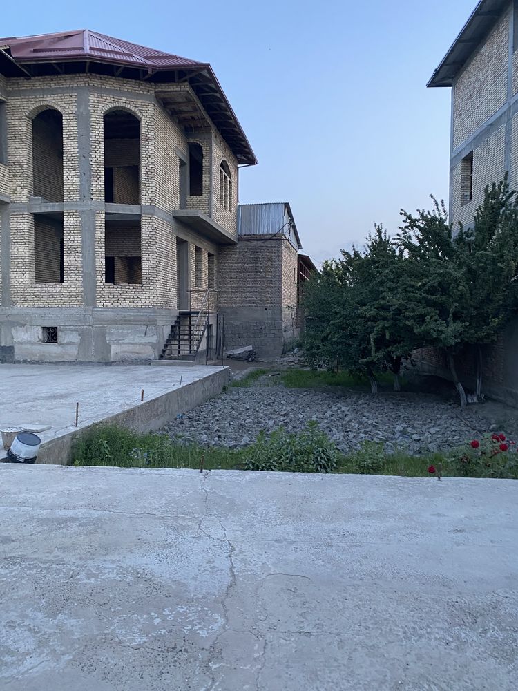 2 qavatli uy sotiladi padvali bilan