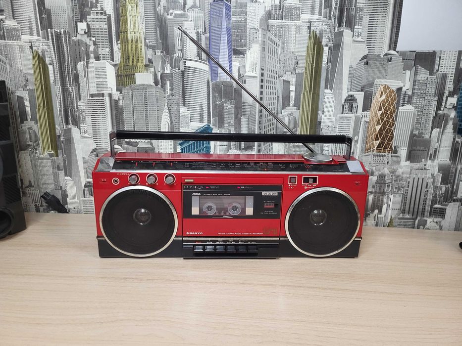 Магнитола  Hitachi  японец 100 вольт