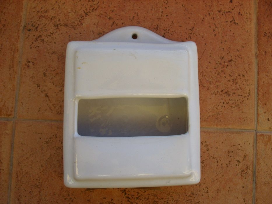 Порцеланови поставки за хартия и за баня, купичка с пате