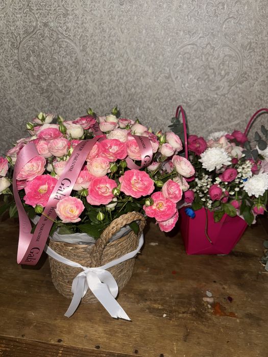 Букет гүлдер жақсы жағдайда. Балғын тірі гүлдер