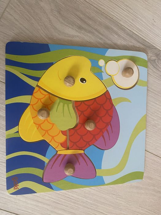 Puzzle din lemn cu manere Goki - Pestisor