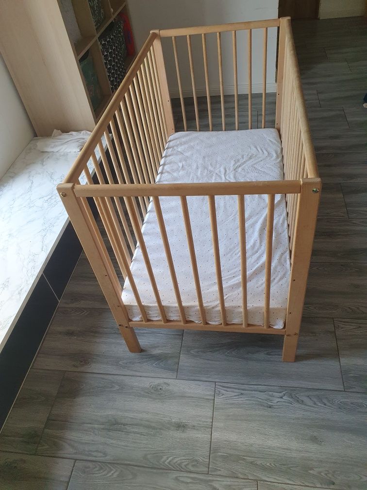 Patut bebelusi din lemn  60×120  cu saltea