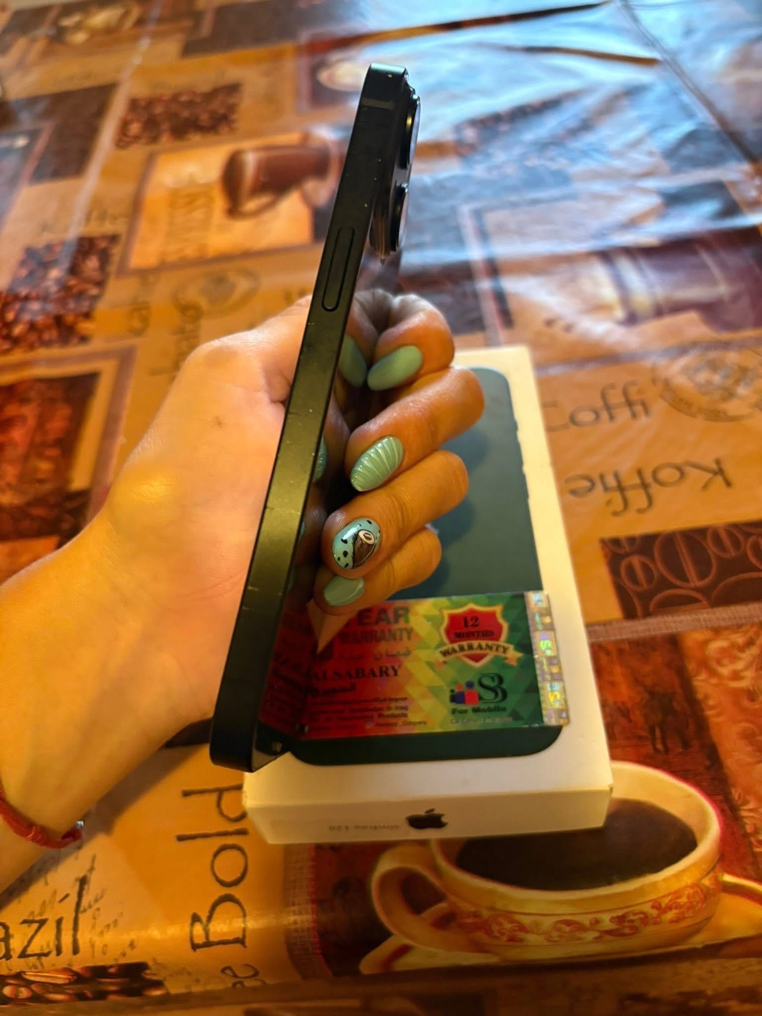 iPhone 14 в комплект с 4 протектора и чисто нов кабел