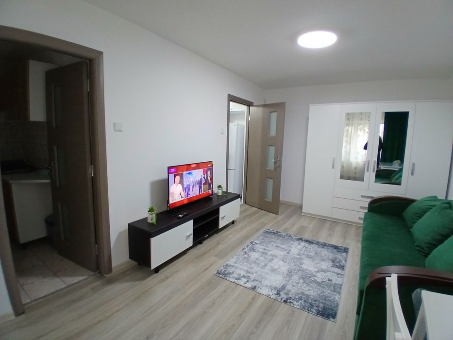 Închiriez garsoniera  str. Democrației