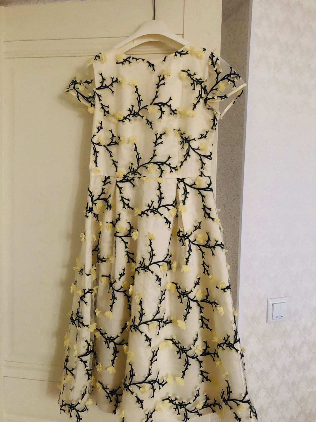 Платье с цветочми 3д молочный желтоватым оттенком