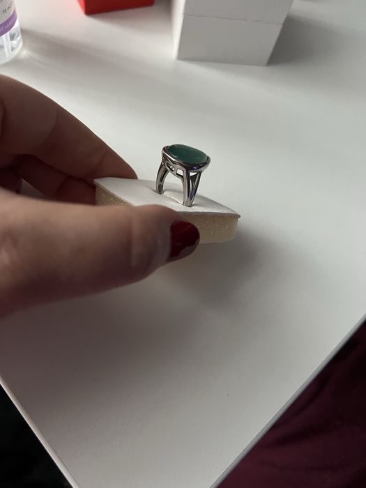 Сребърен пръстен с камък в капковидна форма