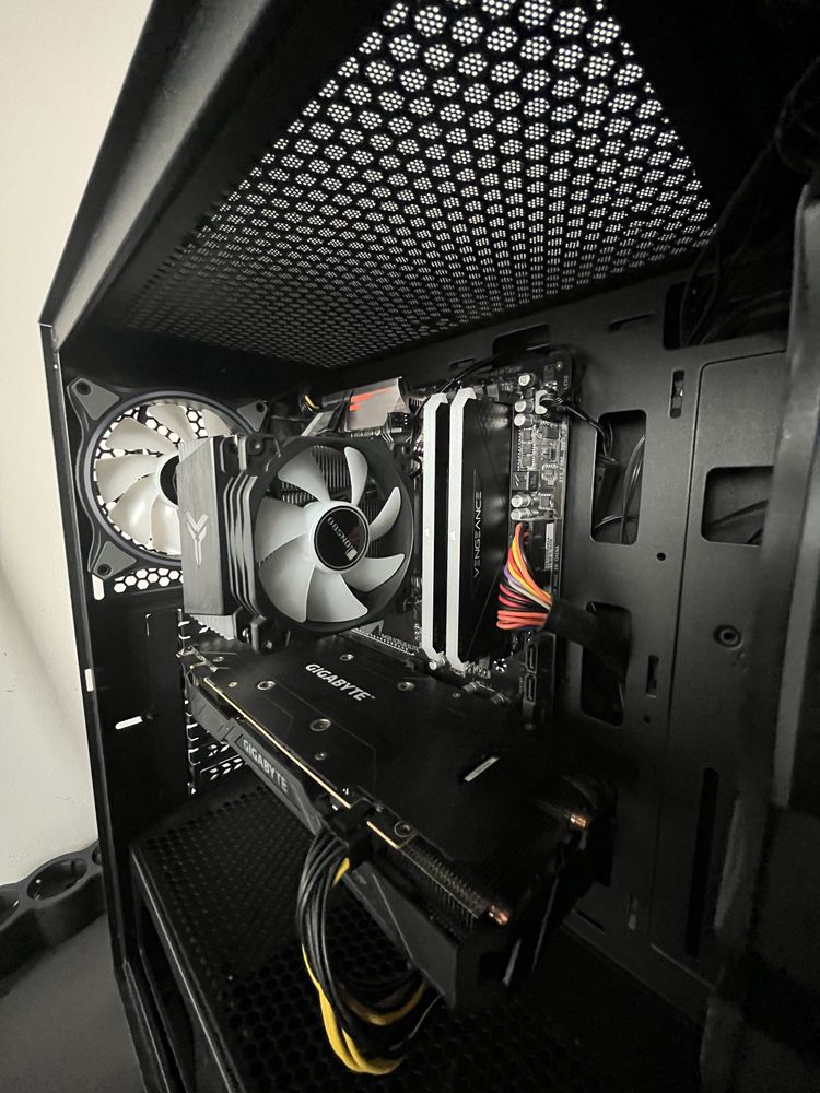 Gaming Компютър | Gigabyte GTX 1070Ti | AMD Ryzen 5 3400G | 32GB RAM |