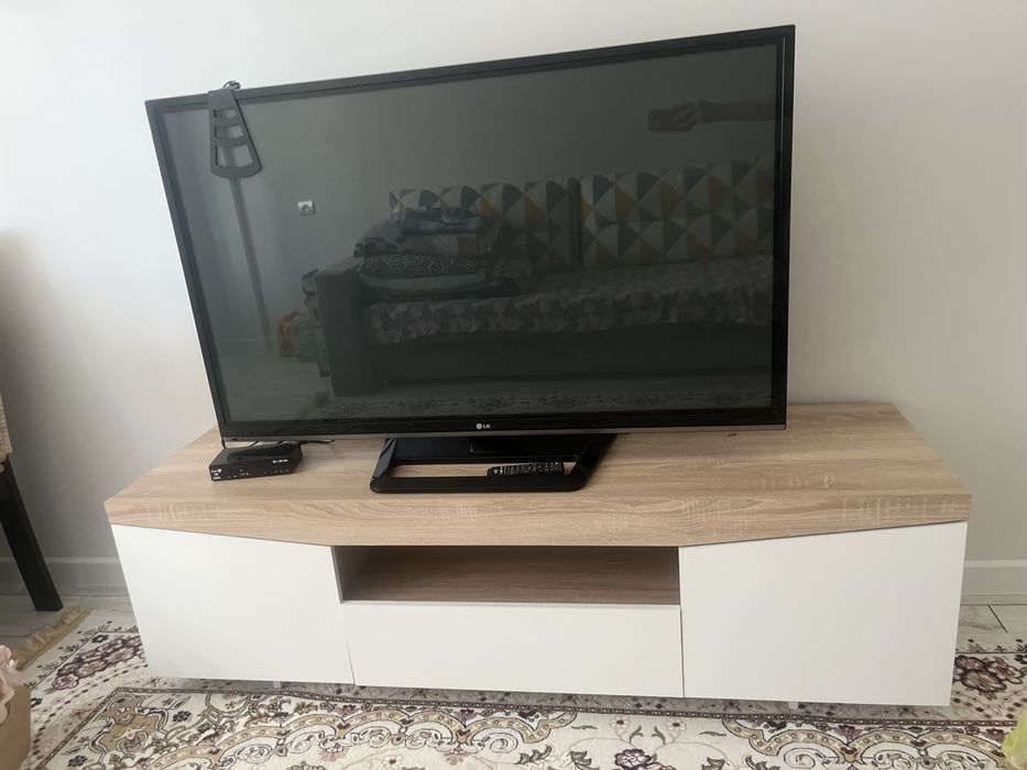 Телевизор с подставкой