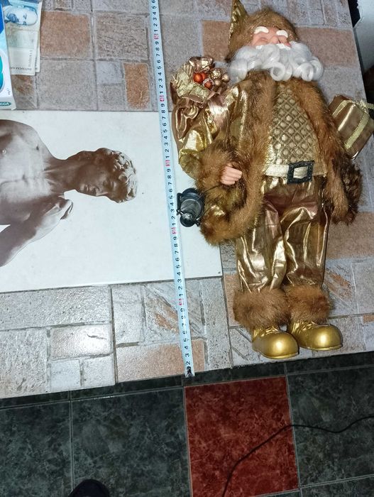 Дядо Коледа в златни одежди, касичка от кокосов орех