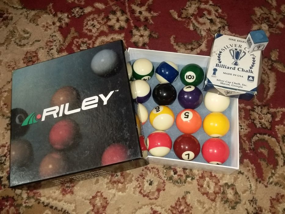 Бильярные шары и мелки