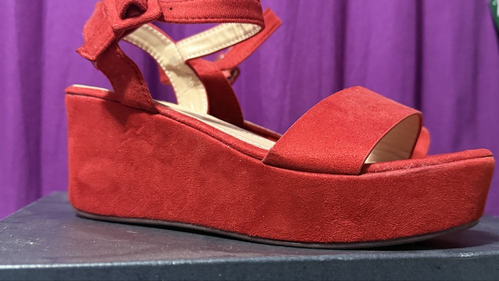 Sandale cu platforma