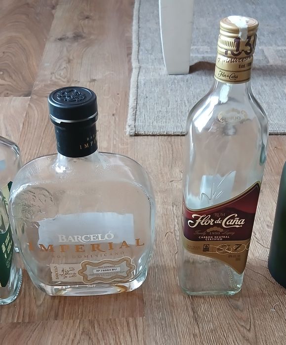 Празни бутилки от марков алкохол