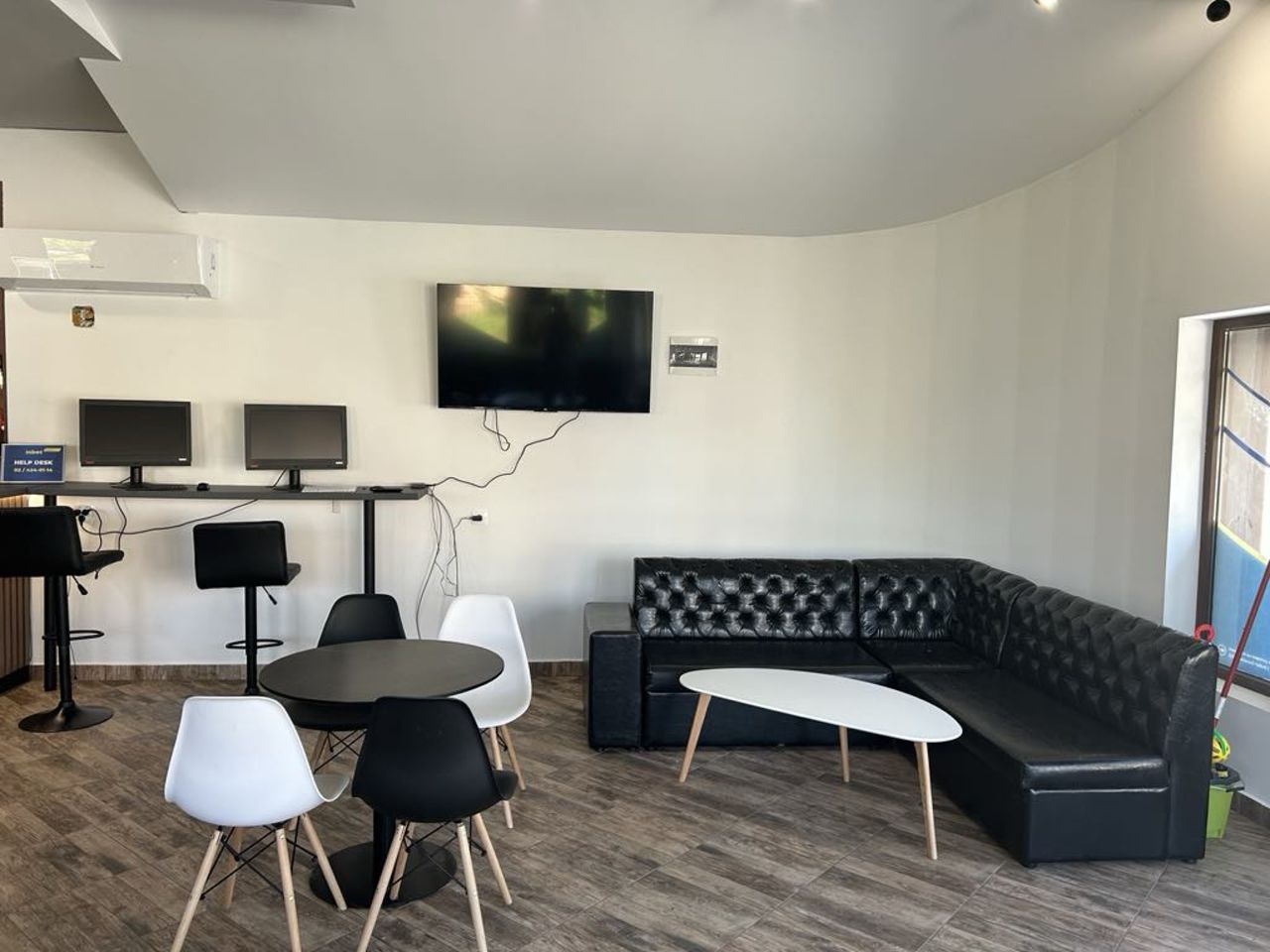 Продава се Заведение в Мездра - 98 кв.м за 105 €/кв.м - Снимка #2