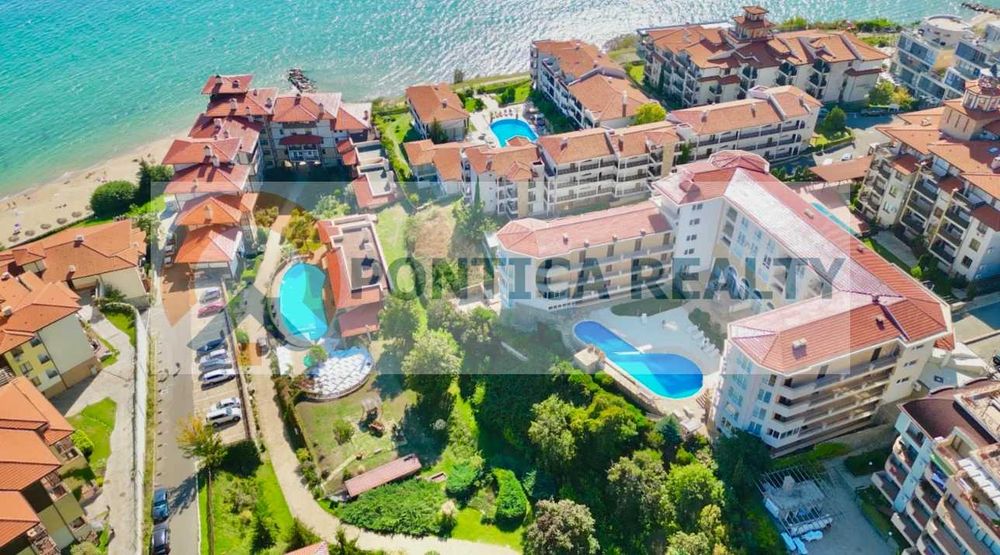 Тристаен апартамент на метри от морето в Свети Влас