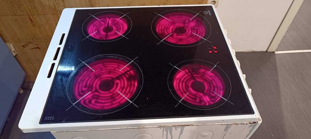 Печка Indesit с керамични котлони - напълно работеща