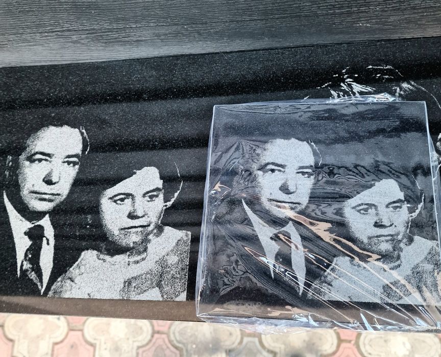 Grilaj , gard , cruce ,fotogravura,scris,masa,felinar mormant