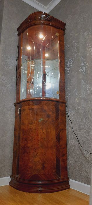 Продам угловой сервант + кофейный (журнальный) стол