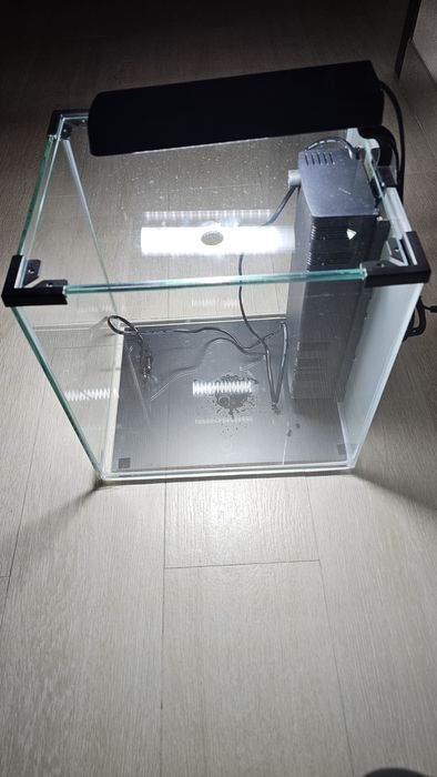 Vând acvariu Pești 30 litri