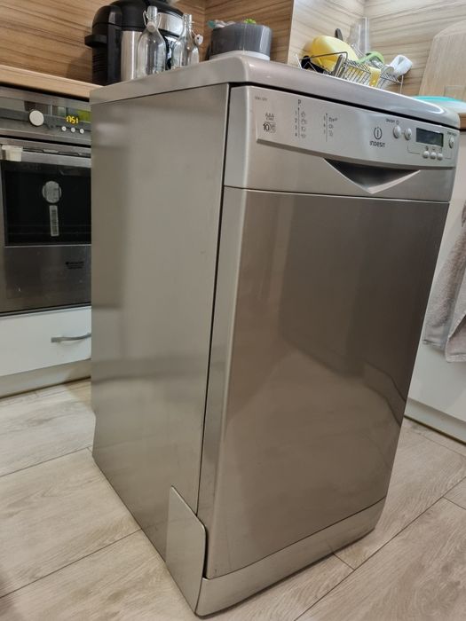 Свободностояща миялна машина Indesit в отлично състояние