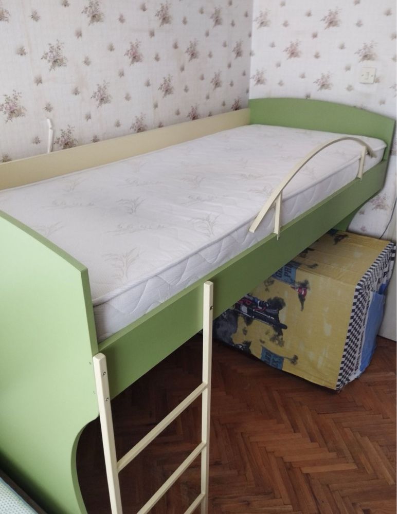 Детско легло със стълба