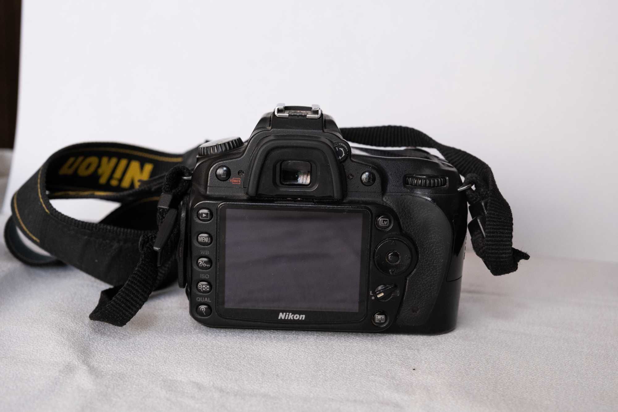 Vând aparat foto DSLR Nikon D90 (300 lei) + obective + accesorii