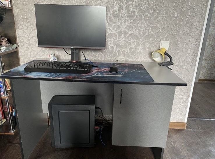 Продам офисный стол с тумбой