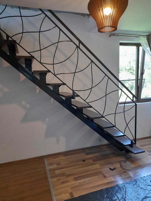 Scări interioare cu trepte din lemn masiv