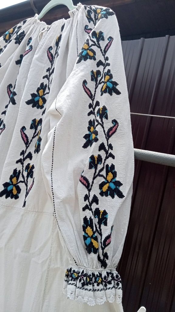 Cămașă tradițională cu margele/ie veche cu poale