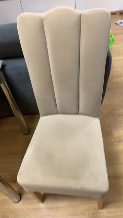 Vand 2 scaune tapitate