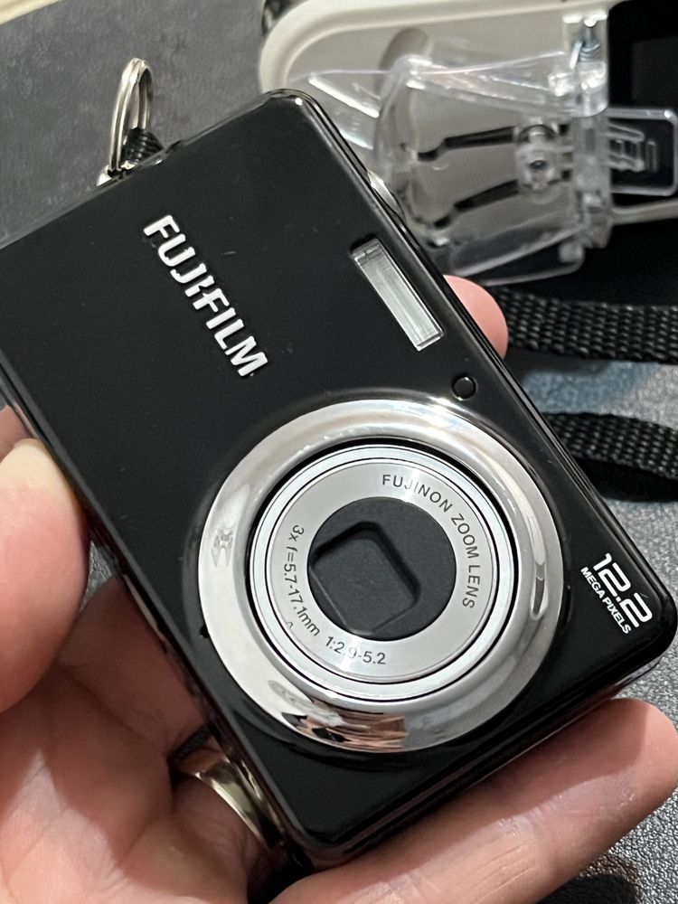 Aparat foto fujifilm 12.2 megapixeli , data si ora pe poza